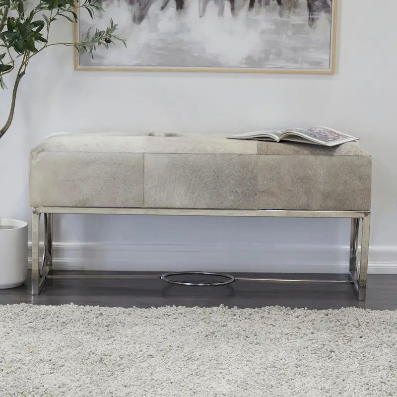 Banc en cuir de vache avec base argentée à découpes géométriques beige