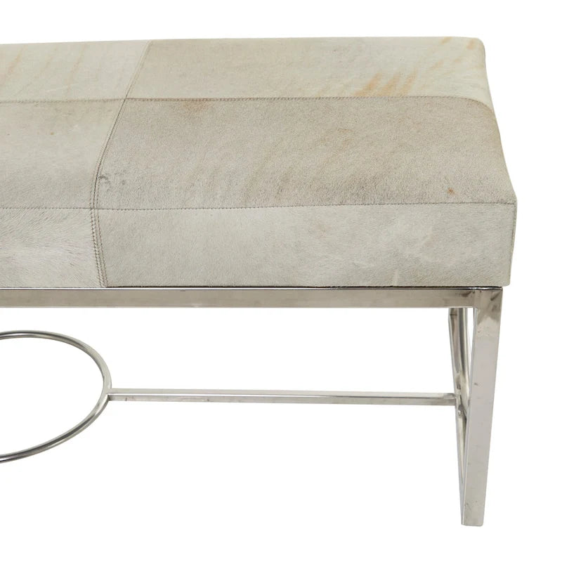 Banc en cuir de vache avec base argentée à découpes géométriques beige
