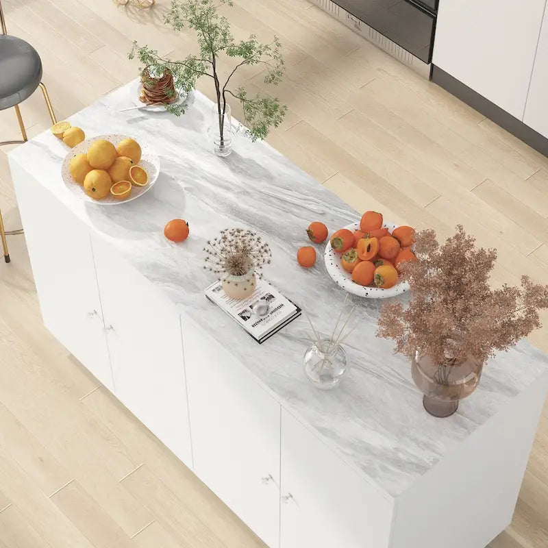 Bahut blanc avec de nombreux compartiments de rangement
